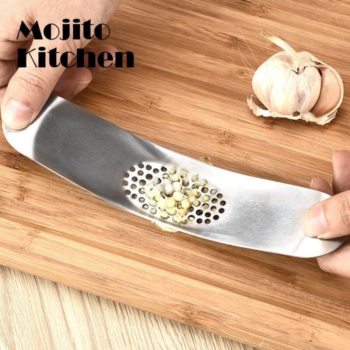 Stainless steel curved garlic press – multi-functional manual kitchen gadget for crushing garlic cloves
