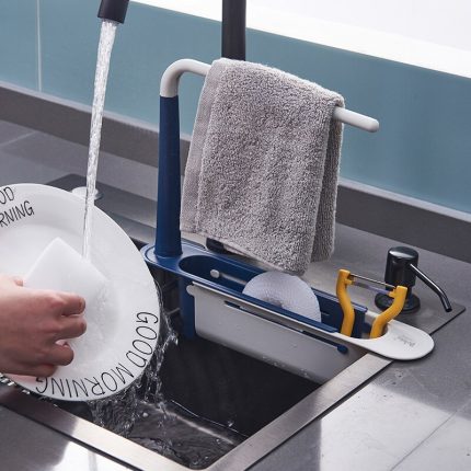 Telescopic sink storage rack: kitchen organizer with drainer basket, towel and sponge holder – ideal accessory for sink organization