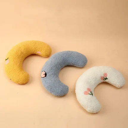 Snuggle Buddy: Fashionable U-Shaped Pillow for Your Pet's Sweet Dreams